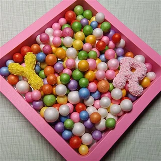 Sīkas putupolistirola krelles